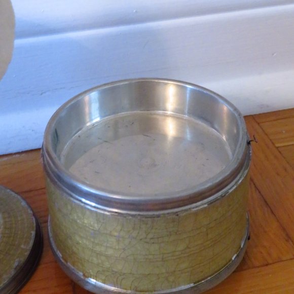 VTG powder Puff Antique Tin Vanity Powder Puff Music Box | Footed Trinket 1900 - Picture 5 of 7